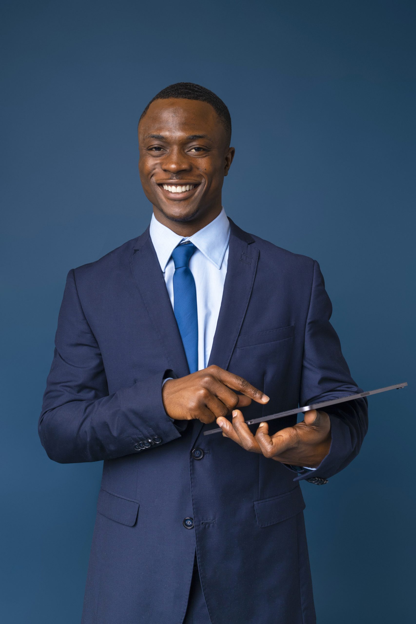 medium-shot-male-flight-attendant-posing